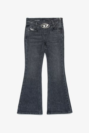 Sötétszürke, bővülő farmernadrág öt zsebbel, ezüst fém részletekkel és tónusos varrási részletekkel. Az anyag denim, enyhe textúrával.
