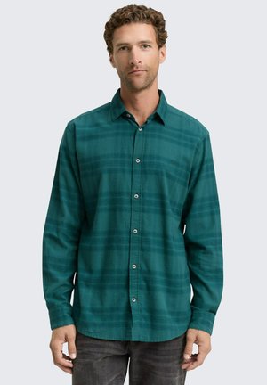 Groene geruite button-up shirt met lange mouwen, een kraag en een zak, gemaakt van een zachte stof met een soepele textuur.