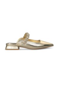 Chaussure à talon plat en métal doré avec un bout pointu, dotée d'une sangle décorative avec des accents transparents sur le coup de pied.