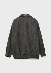 Grå tekstureret jakke med sort læderkrave, løs pasform, elastisk kant og lange ærmer; har et herringbone-mønster.