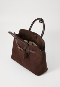 Braune Wildlederhandtasche mit Lederakzenten, doppelten Griffen und einer Innenzippertasche. Verfügt über ein abnehmbares Etikett und ein minimalistisches Design.