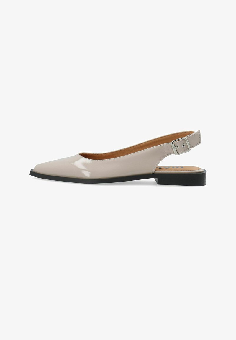 Chaussure plate à bride arrière en cuir verni beige avec bout pointu, bride à boucle argentée, et petit talon noir.