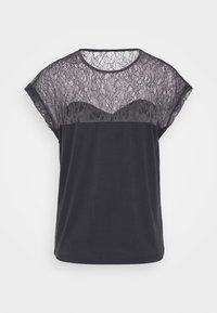 Czarny top z krótkim rękawem z przezroczystą górną częścią z kwiatowej koronki i gładkim materiałem poniżej, okrągły dekolt, luźny krój.