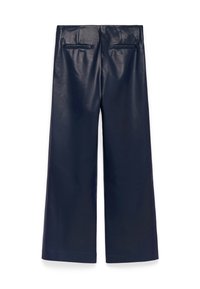 Ciemnoniebieskie, szerokie skórzane spodnie z tylnymi kieszeniami, wyłożone na białym tle.