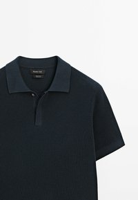 Polo à manches courtes en bleu marine foncé texturé avec un col et une patte de boutonnage à deux boutons de Massimo Dutti.