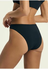 Czarne bikini dolne o kroju wysokim. Wykonane z gładkiego, elastycznego materiału, z minimalnymi szwami i klasyczną sylwetką.