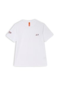 T-shirt bianco in cotone con maniche corte, dotato di un piccolo logo grigio sul petto e un'etichetta arancione sul colletto. Design semplice, senza fantasie.