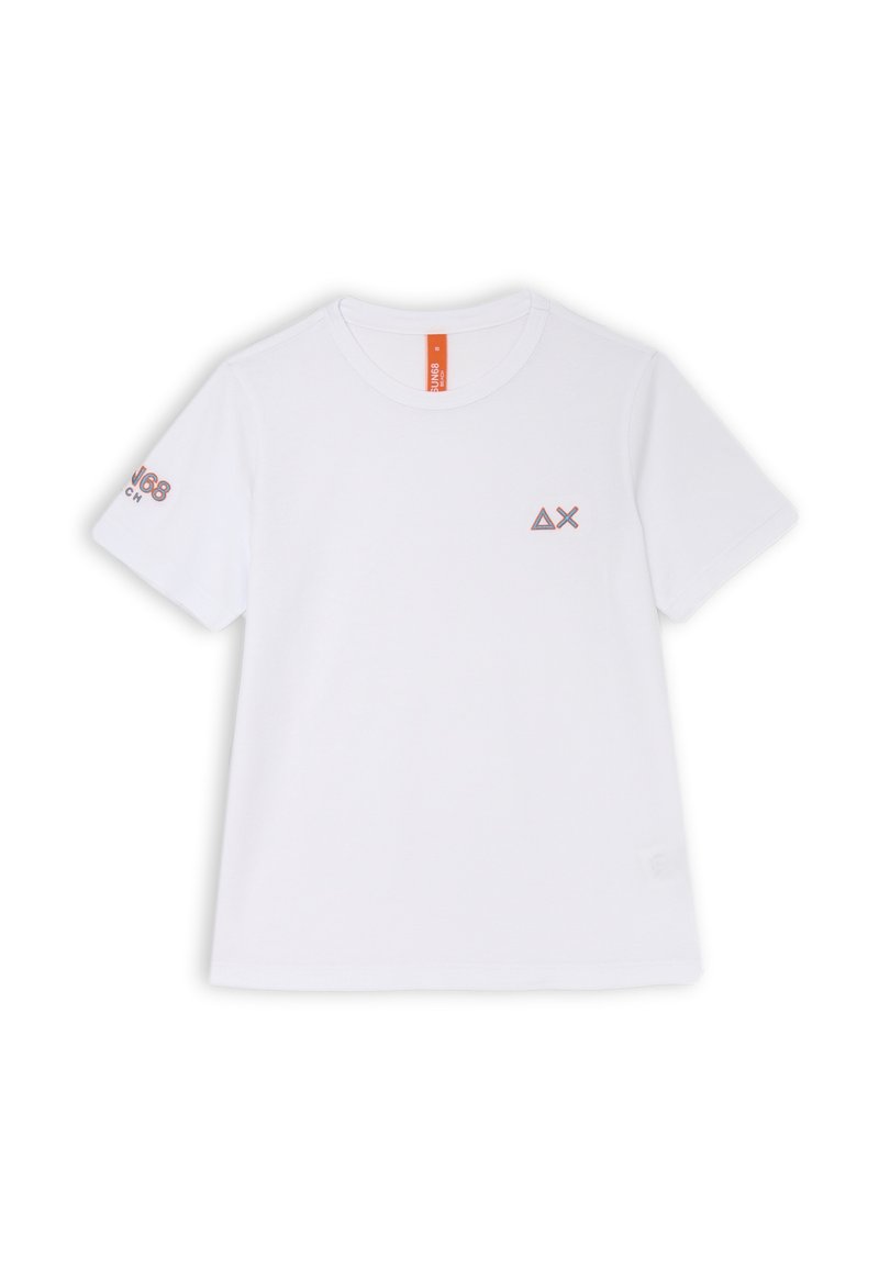 T-shirt bianco in cotone con maniche corte, dotato di un piccolo logo grigio sul petto e un'etichetta arancione sul colletto. Design semplice, senza fantasie.