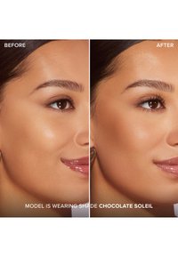 Voor-en-na gesplitste afbeelding die de verbetering van de teint van een model laat zien. Links: natuurlijke tint, matte afwerking. Rechts: verbeterde glans, tint "Chocolate Soleil."