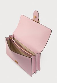 Ροζ δερμάτινη τσάντα χειρός με λείο φινίρισμα, ανοιχτό σχέδιο, δύο διαμερίσματα και χρυσά μεταλλικά στοιχεία· διαθέτει κούμπωμα με πατώντας και αντίθετο εσωτερικό.