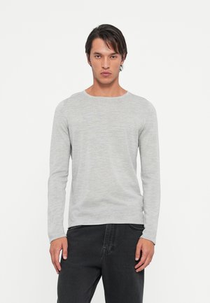 Lichtgrijze long sleeve shirt gemaakt van een gladde stof. Heeft een ronde halslijn en een getailleerde snit. Minimalistisch ontwerp met subtiele textuur.