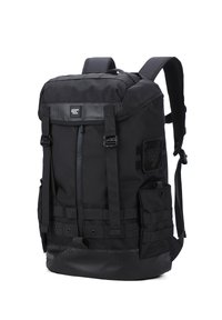 Schwarzer Rucksack aus langlebigem Stoff, mit einem Roll-Top-Design, mehreren Riemen, seitlichen Taschen und einem glatten, strukturierten Bodenpaneel.