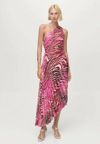 Abito monospalla in motivo zebra rosa e nero, realizzato in tessuto fluido con orlo asimmetrico; il tessuto ha una texture leggera e liscia.