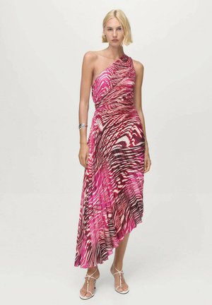 Vestido asimétrico de un solo hombro en patrón de cebra rosa y negro, hecho de un tejido fluido con un dobladillo asimétrico; la tela tiene una textura ligera y suave.