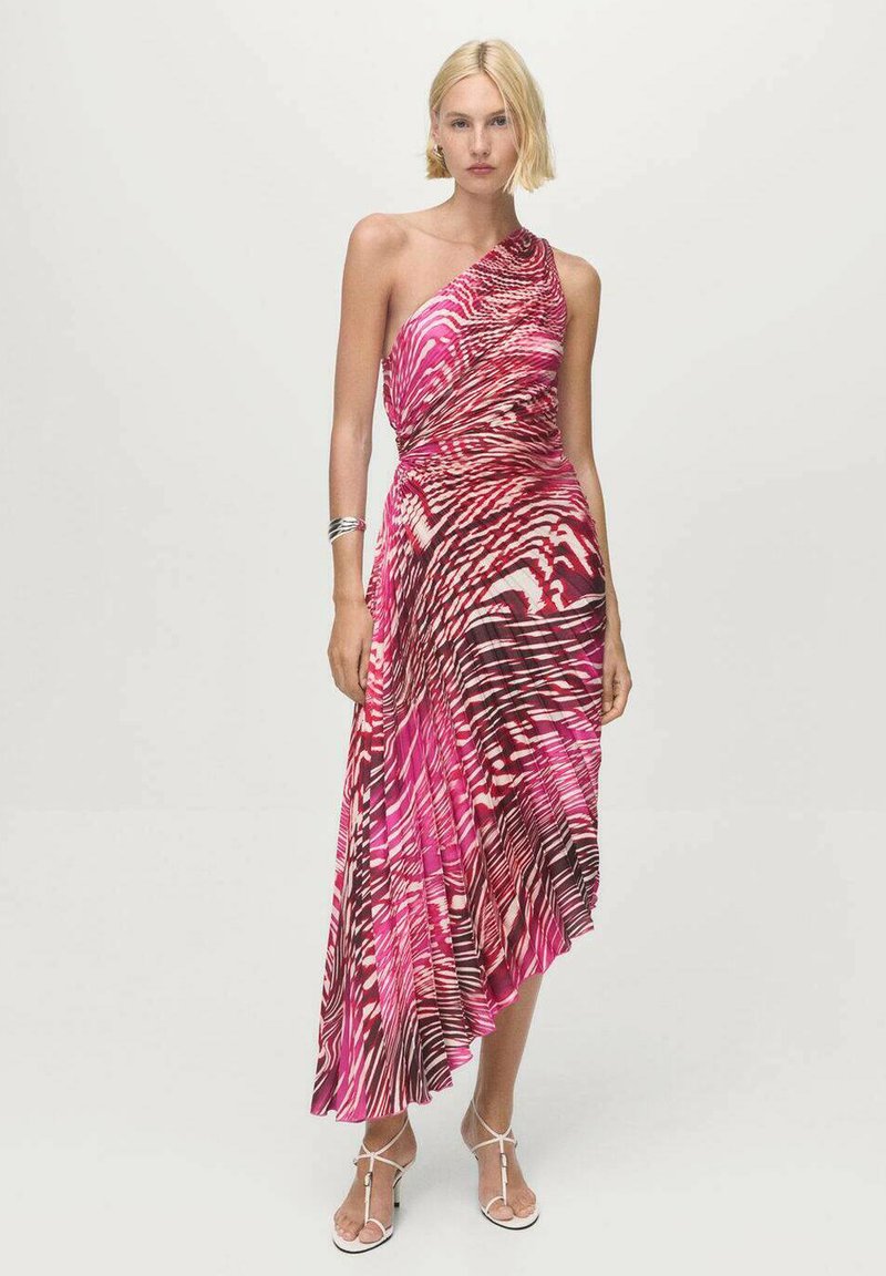 Abito monospalla in motivo zebra rosa e nero, realizzato in tessuto fluido con orlo asimmetrico; il tessuto ha una texture leggera e liscia.