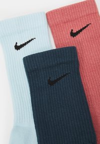 Nike Performance EVERYDAY PLUS CUSH CREW UNISEX 3 PACK - Sporta zeķes - glacier blue/canyon pink/armory navy/black