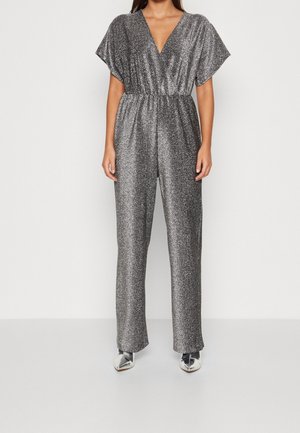 Błyszczący srebrny kombinezon z miękkiego materiału, z głębokim dekoltem w kształcie litery V, krótkimi rękawami, wcięciem w talii oraz szerokimi nogawkami.