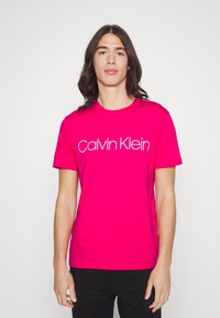 Calvin Klein FRONT LOGO - T-shirt estampada - bright jewel