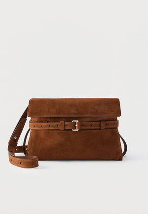 Geantă de umăr dreptunghiulară din piele întoarsă maro, cu curea reglabilă și detaliu cu curea frontală, având mic logo Moschino Milano pe clapetă.