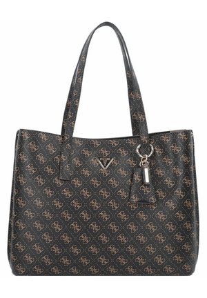 Sac cabas Guess noir et marron avec motif répétitif de logo, doubles anses épaules et une étiquette métallique suspendue ainsi qu'une plaque de logo triangulaire.