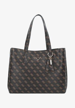 Sac cabas Guess noir et marron avec motif répétitif de logo, doubles anses épaules et une étiquette métallique suspendue ainsi qu'une plaque de logo triangulaire.