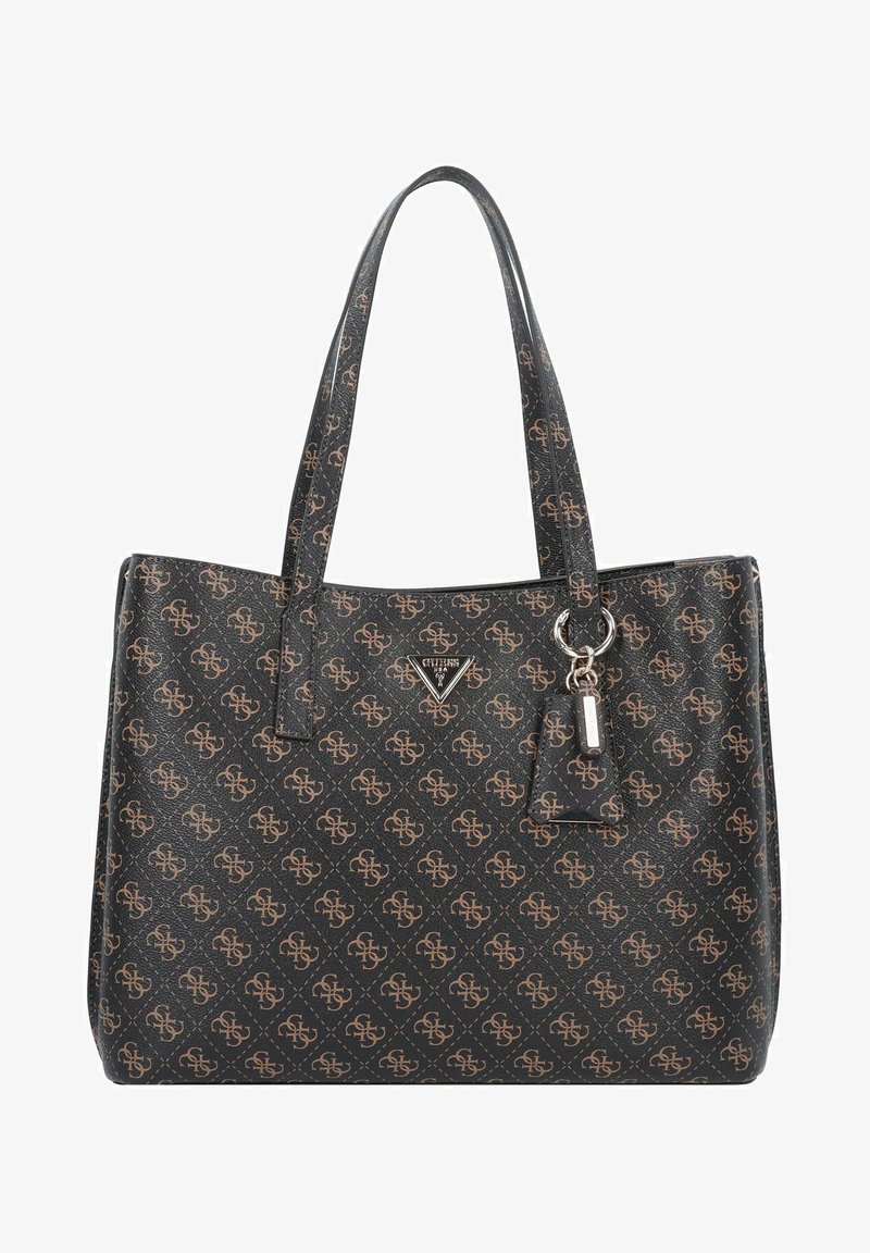 Sac cabas Guess noir et marron avec motif répétitif de logo, doubles anses épaules et une étiquette métallique suspendue ainsi qu'une plaque de logo triangulaire.