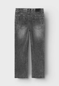 Jeans de mezclilla gris con un acabado desgastado, corte recto y dobladillo sin terminar. Presenta dos bolsillos traseros con apariencia texturizada.