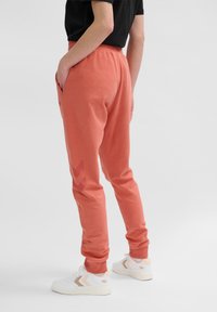 Hummel LEGACY TAPERED  - Træningsbukser - apricot