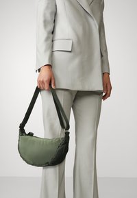 Lindex BAG BUMBAG UNO - Riñonera - green