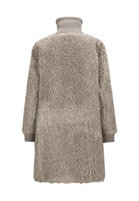 Langer beiger, flauschiger Mantel mit geripptem hohen Kragen und Bündchen, von hinten auf einem weißen Hintergrund gezeigt.