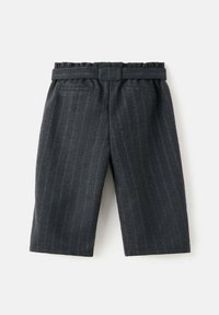 Pantaloni scurți de culoare gri închis cu dungi fine, talie înaltă, croi lejer cu talie tip paperbag și bucle late pentru curea, afișați întinși pe un fundal alb.