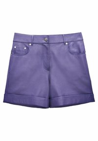 Bermuda in pelle viola con texture liscia, caratterizzate da un design classico a cinque tasche e orli arrotolati. Inclusi dettagli in hardware argentato.