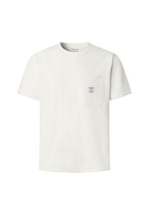 Fehér pamut póló kerek nyakkal, rövid ujjakkal, bal mellen zsebbel, rajta márkacímkével és ápolási utasításokkal.