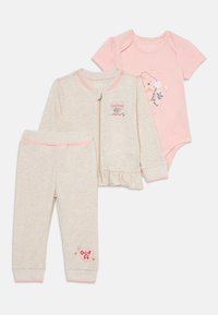 Dreiteiliges Baby-Outfit: hellgraue Zip-Jacke mit pinken Akzenten, passende Hose und ein pinkes Bodysuit mit einer süßen gestickten Grafik.