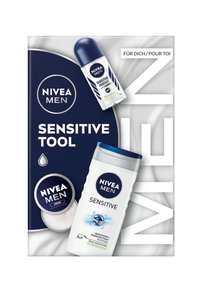 NIVEA Men Sensitive Pflege-Set mit einem weißen Cremetopf und einer blauen Flasche, zusammen mit einem Roll-On auf einem blau-weißen Hintergrund.