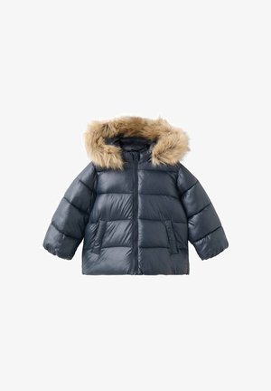 Pufová bunda v tmavomodrej farbe s kožúškom na kapucni. Má zips, dve predné vrecká a lesklú, hladkú textúru.