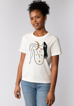 Witte katoen t-shirt met een grafisch ontwerp van een vrouw met lang haar, maan, hart en sterren in zwart, goud en rode accenten.
