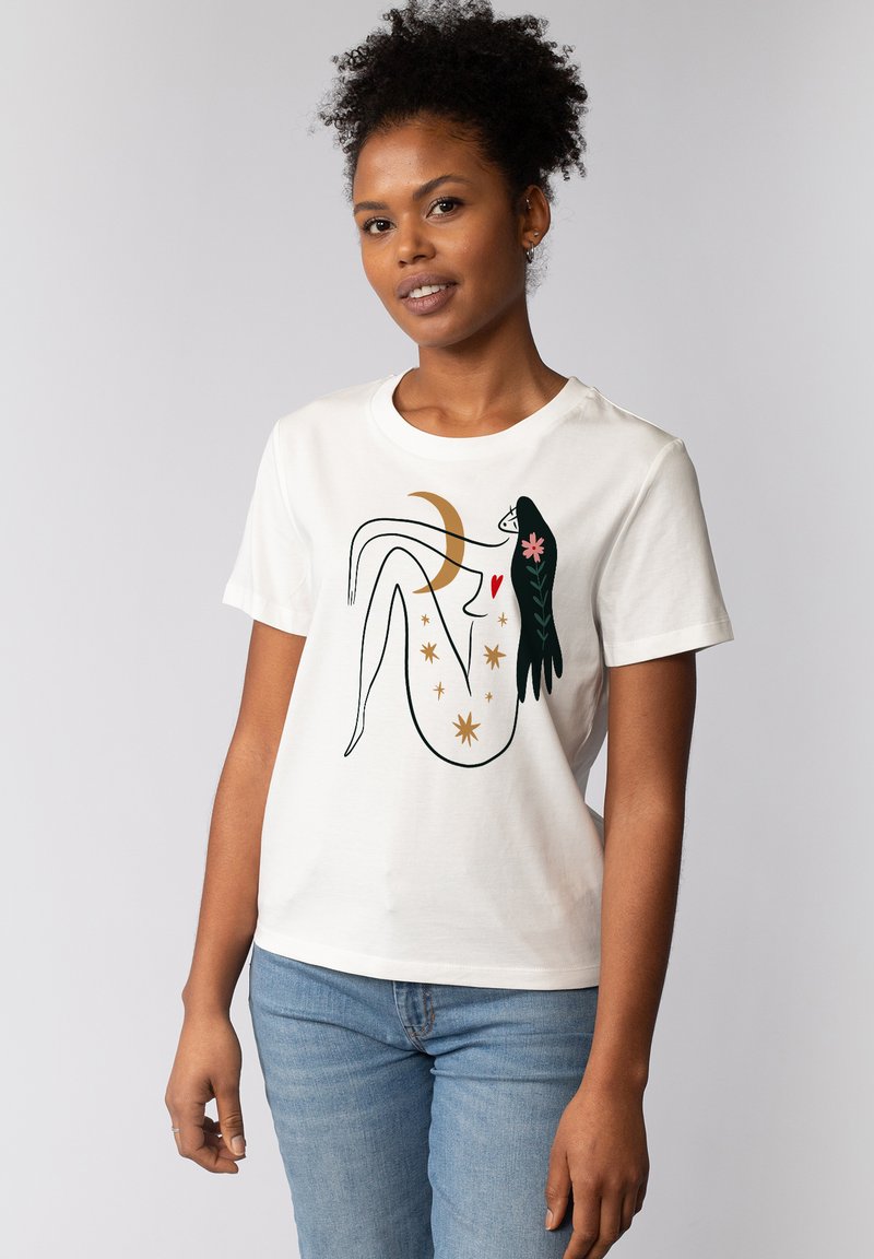 Weißes Baumwoll-T-Shirt mit einem grafischen Design einer Frau mit langen Haaren, Mond, Herz und Sternen in Schwarz, Gold und roten Akzenten.