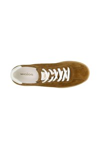 Braune Wildledersneaker mit weißen Schnürsenkeln, abgerundeter Zehe und gepolstertem Fußbett. Verfügt über ein Logo auf der Zunge und eine kontrastierende Sohle.