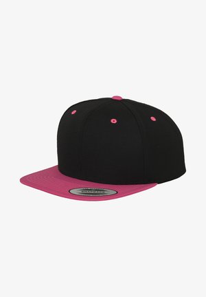 Czarna czapka snapback z płaskim różowym daszkiem, teksturowany materiał i różowe akcenty na oczkach i guziku. Posiada okrągłą metkę logo na daszku.