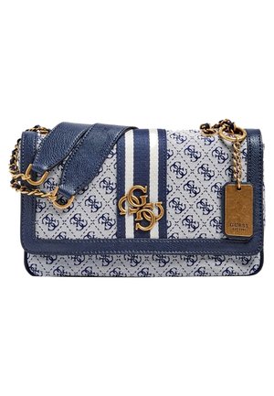 Blauw-wit patroon Guess-handtas met goudkleurige kettingriem, gouden logo-embleem en gestreept stoffen detail op de voorsluiting.