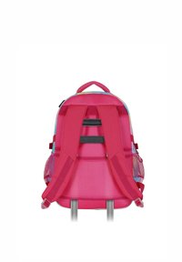 Mochila rosa con correas ajustables y acolchadas, detalles de malla y una parte superior redondeada. Incluye un asa superior y un bolsillo lateral.