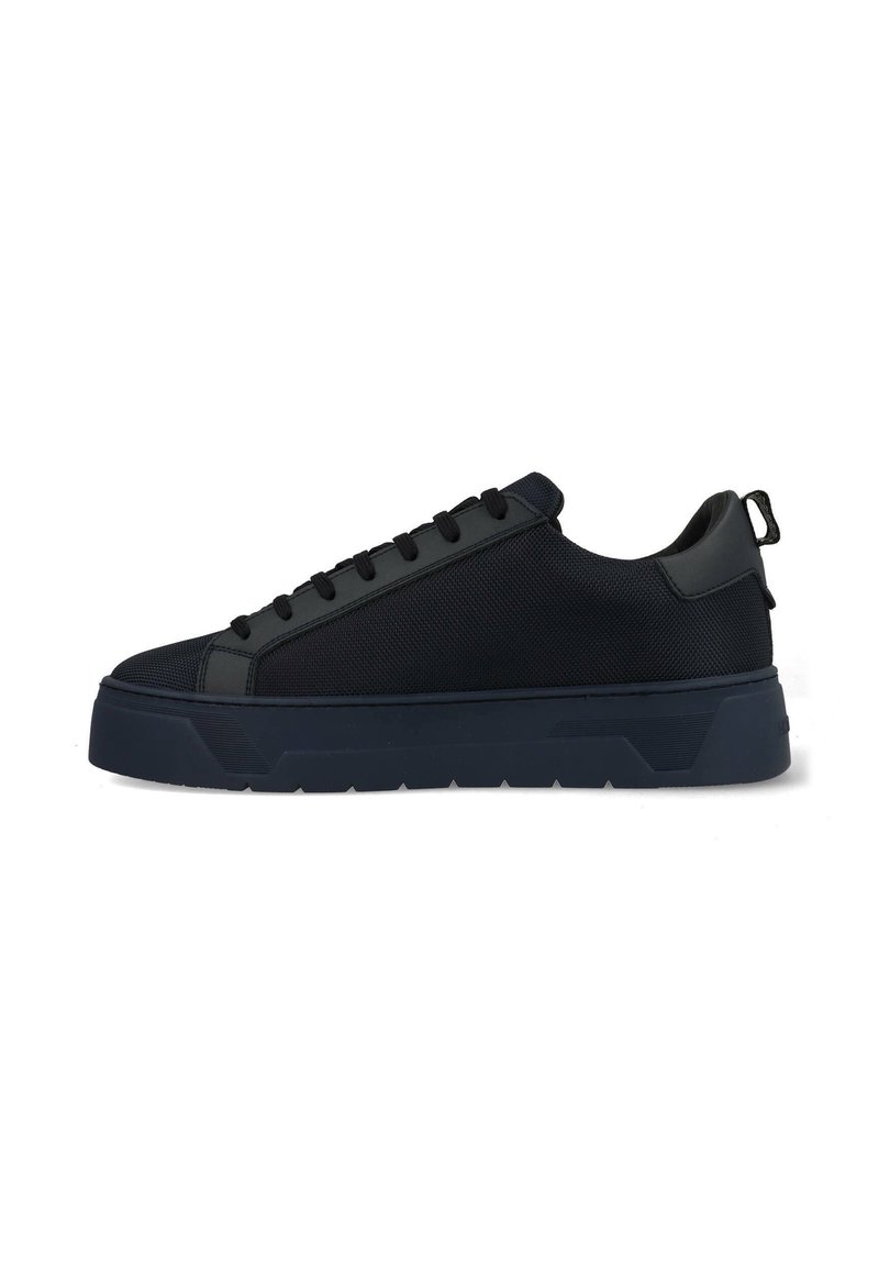 Zwarte sneaker met een gestructureerde mesh bovenkant, zwarte accenten, vetersluiting, dikke rubberen zool en een lus bij de hak voor een gemakkelijke pasvorm.