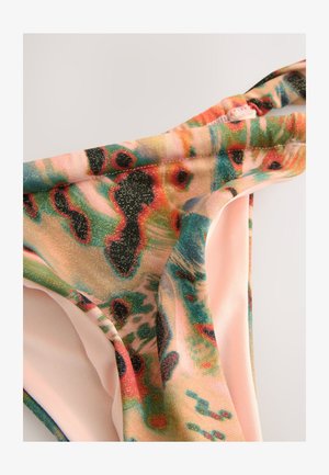 Kolorowe majtki od bikini wykonane z miękkiej, teksturowanej tkaniny, z różową bazą ozdobioną zielonymi i czerwonymi abstrakcyjnymi wzorami oraz metalicznymi akcentami.