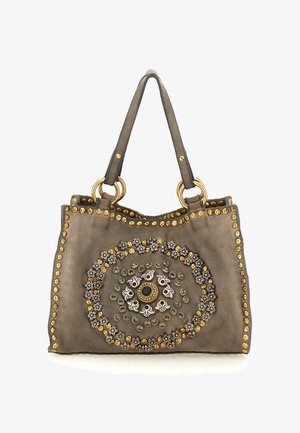 Borsa tote in suede grigia con borchie floreali oro e argento disposte in motivi circolari e due manici con anelli dorati.