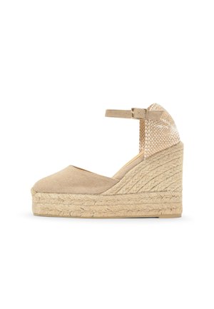 Espadrillas beige con zeppa in juta intrecciata, punta chiusa, cinturino alla caviglia e tallone con texture.