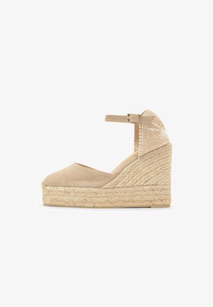 Espadrille blanche en beige avec plateforme en jute tissé, bout fermé, bride à la cheville et contrefort de talon texturé.