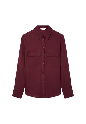Camicia a maniche lunghe borgogna, tessuto morbido, chiusura con bottoni davanti, colletto a punta, due tasche sul petto e polsini con doppio bottone.