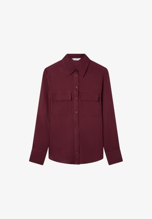 Camicia a maniche lunghe borgogna, tessuto morbido, chiusura con bottoni davanti, colletto a punta, due tasche sul petto e polsini con doppio bottone.