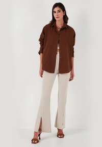 LELA Užsagstoma palaidinė - brown